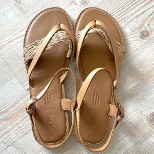 𝅺New TOMS Lexie Flat Strappy Sandal | Tan Size 9